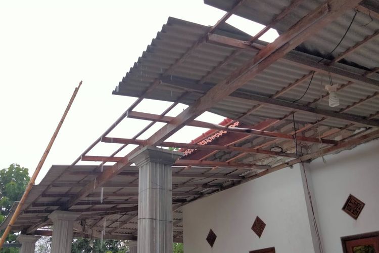 Salah satu rumah warga yang alami kerusakan atap akibat terjangan angin kencang