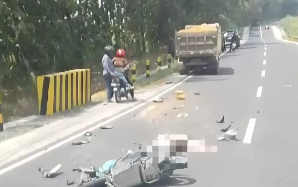 Kondisi motor korban yang rusak usai mengalami tabrakan dengan truk di jalan raya Lamongan-Mantup