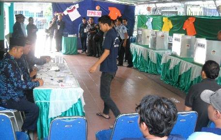 HAK SUARA – Suasana pencoblosan yang diikuti napi dan tahanan di TPS 30 di dalam Lapas Kelas IIA Sidoarjo, Rabu (9/7/2014). foto : mustain/BangsaOnline

