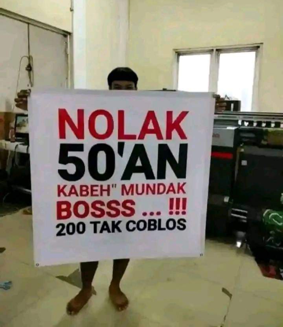 Unggahan di medsos seorang warga menenteng banner bertuliskan Nolak 50