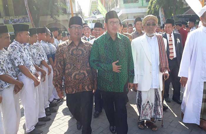 Menag RI Lukman Hakim Saifuddin didampingi KH. Masbuhin Faqih dan Ahmad Nadir. foto: syuhud/bangsaonline