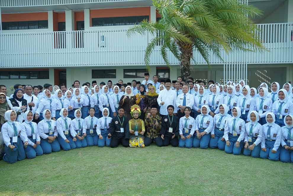 Wakil Bupati Kediri, Dewi Mariya Ulfa dan Wali Kota Kediri, Vinanda Prameswati saat mendampingi Menteri Sosial Syaifullah Yusuf bersama para siswa SRMA 24 Kediri. (Ist)