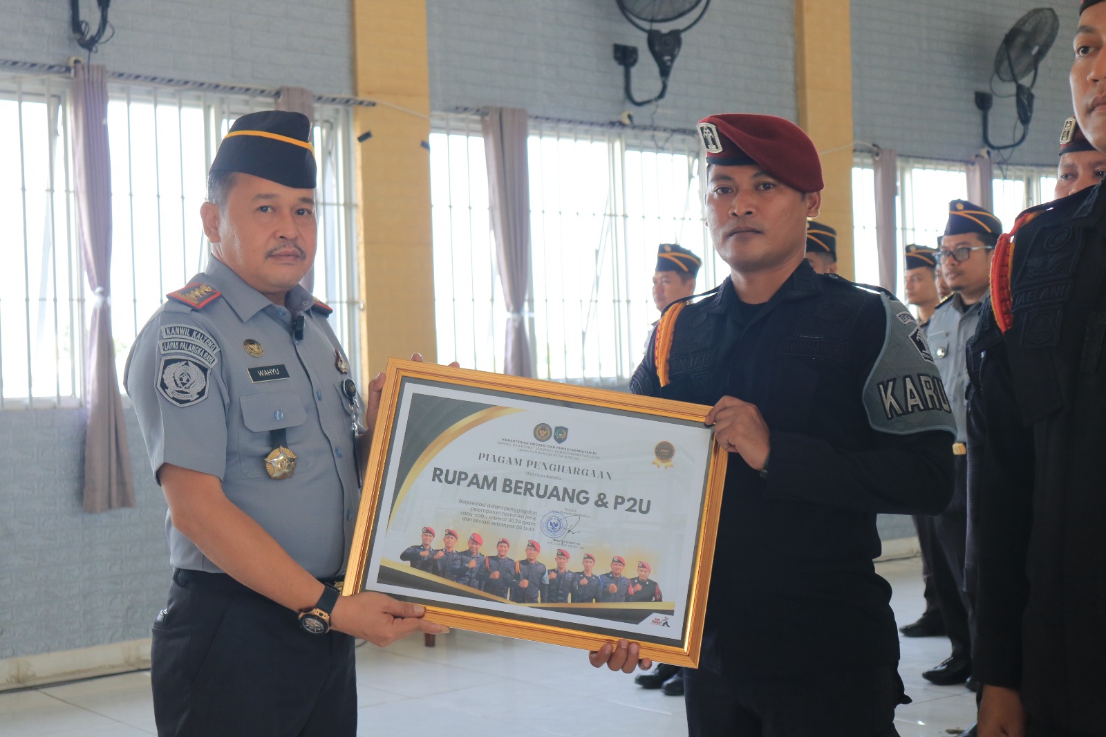 Kalapas Pemuda Madiun, Wahyu Susetyo (kiri) saat memberikan penghargaan