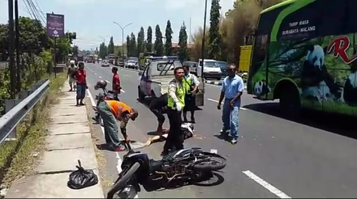 Jenazah korban saat dievakuasi petugas.
