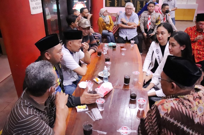 Bupati Gresik Fandi Akhmad Yani sedang menikmati kuliner UMKM usai meresmikan Festival Kampung Pecinan. foto: SYUHUD/BANGSAONLINE