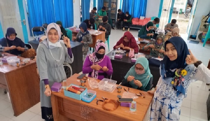 Dyah Saktiana, Kepala Bidang Rehabilitasi Sosial, Dinsos Kabupaten Kediri (kerudung dan masker putih) bersama para difabel. (foto: ist.)