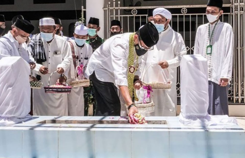 Menteri Parekraf Sandiaga Salahuddin Uno, bersama Pengasuh Ponpes Sukorejo KH. R. Azaim Ibrahimy di makam Pahlawan Nasional KH. R. As