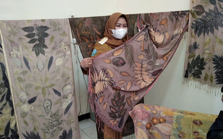 Wabup Lisdyarita Hadiri Pelatihan Batik Ecoprint bagi Koperasi