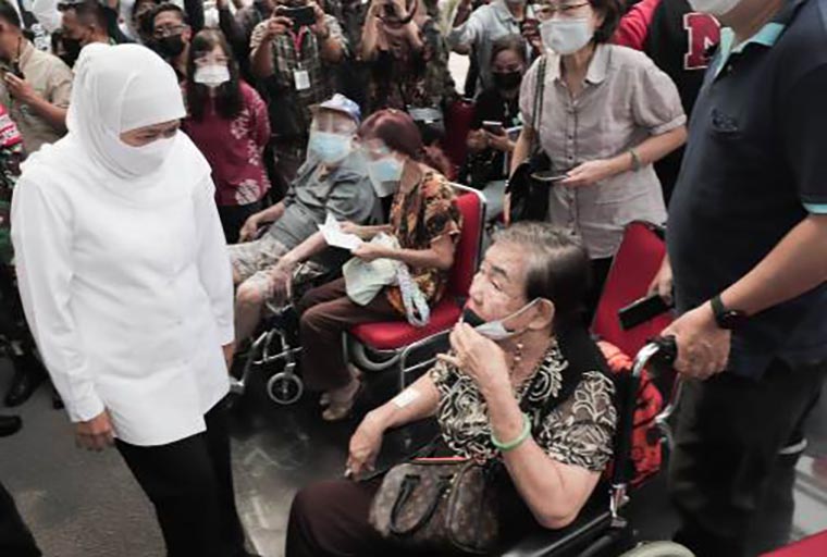 Gubernur Jawa Timur Khofifah Indar Parawansa menyapa para lansia saat mendampingi Menkes Budi Gunadi di Gedung Samator Jalan Kedungbarok Surabaya, Sabtu (27/2/2021). Foto: ist