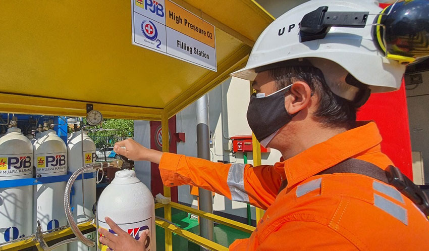 Petugas PJB saat mengambil suplai oksigen.
