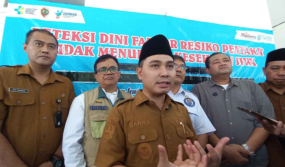 Bupati Mojokerto saat memberi keterangan ke awak media terkait pelaksanaan Sekolah Rakyat.