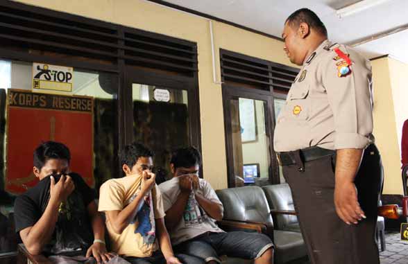 RESEK: Ketiga tersangka yang menghajar pekerja proyek hingga klenger ketika di Mapolsek Buduran, kemarin. foto: catur andy erlambang/BANGSAONLINE