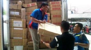 TIBA. Ratusan box soal UN jenjang SMP saat tiba di kantor Disdik. Foto: eky nurhadi/BANGSAONLINE