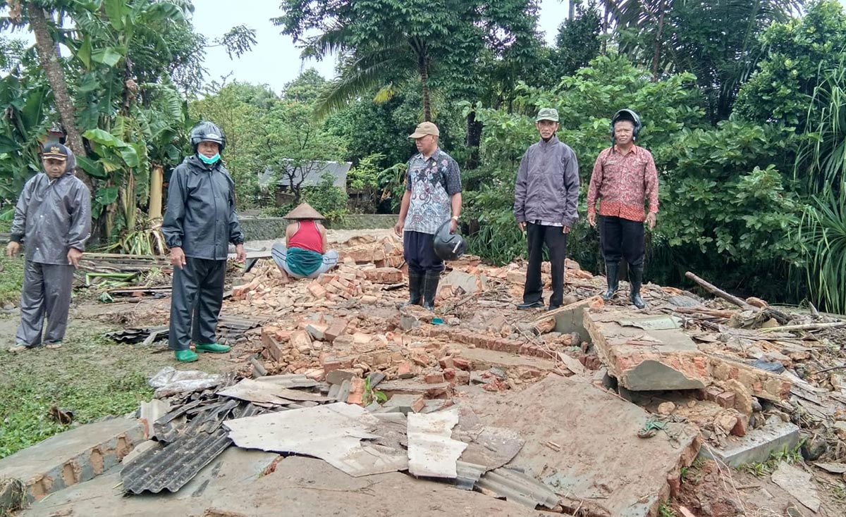 Camat Sangkapura Syamsul Arifin saat melihat puing-puing rumah warganya yang rata dengan tanah. Foto: Ist.