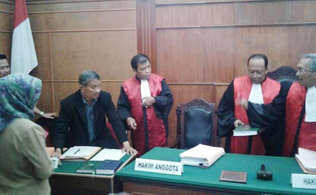 Kabag hukum Pemkot Surabaya Ira S saat sidang gugatan Pasar Turi. 