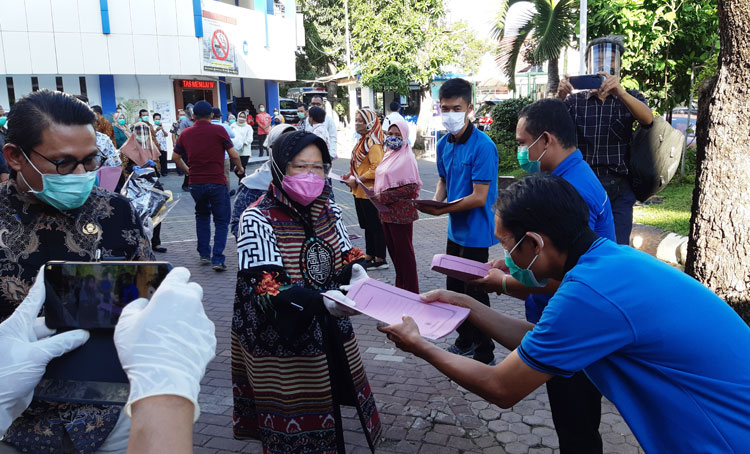 Jarang Diperhatikan Jasanya, Wali Kota Risma Keliling Rumah Sakit Beri Bantuan Cleaning Service