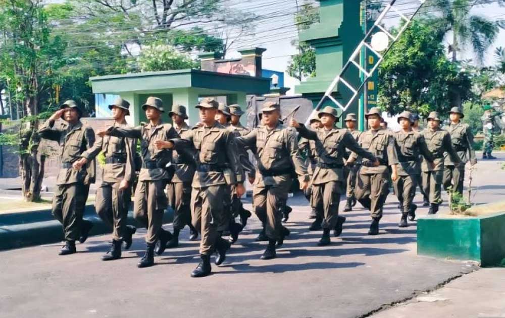 Para SPPI Batch III saat mengikuti kegiatan baris-berbaris usai apel di halaman Kodim 0812 Lamongan, Jawa Timur, Sabtu (19/7/2025).Foto: ANTARA/ Alimun Khakim