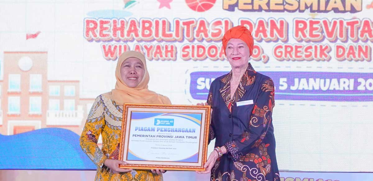 Gubernur Khofifah saat menerima piagam penghargaan.
