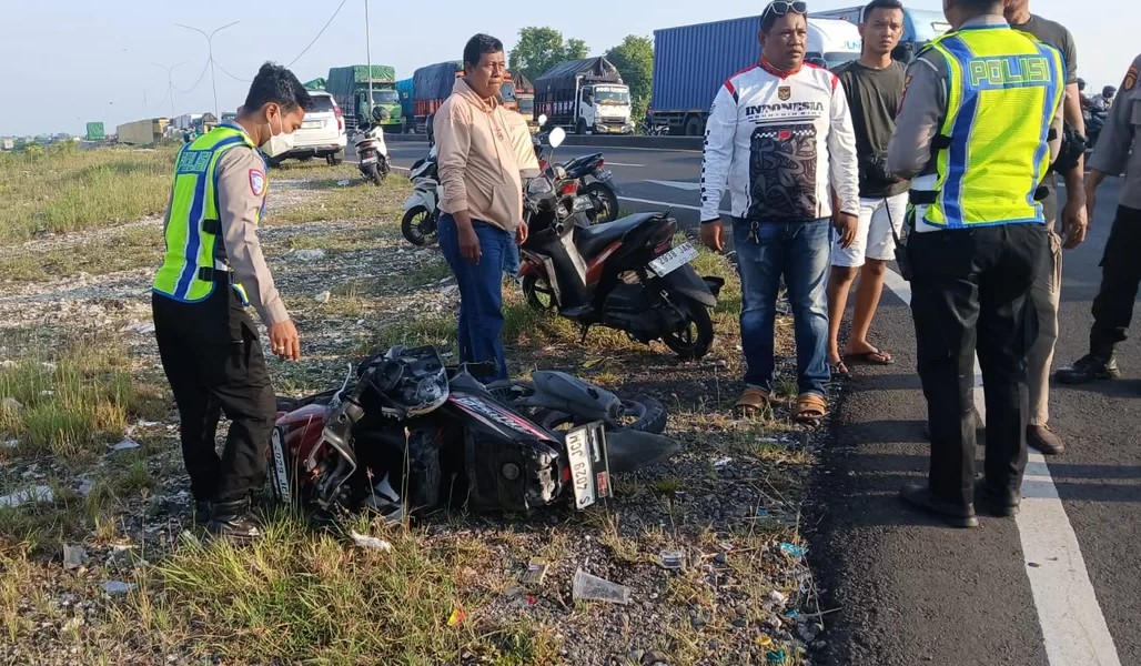 Kondisi motor pelanggar lalu lintas yang rusak usai tertabrak mobil pajero di simpang JLUDinoyo Lamongan