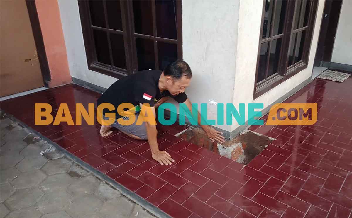 Nuranto Maulana, warga Kelurahan Pilang, Kecamatan Kademangan, Kota Probolinggo, saat memperlihatkan hawa panas kepada awak media. Foto: SUGIANTO/BANGSAONLINE