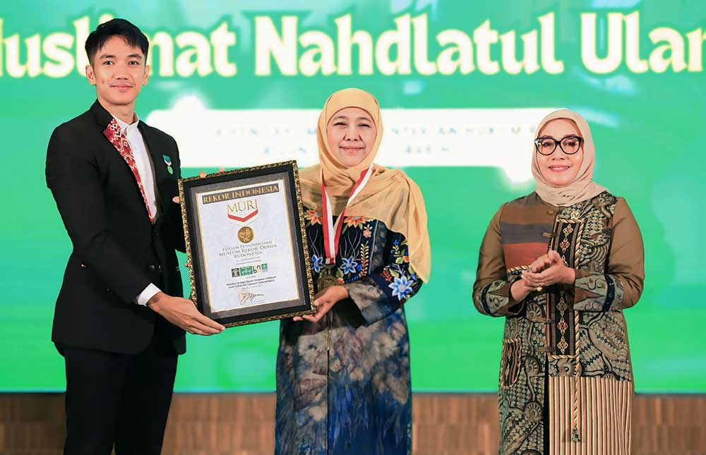 Ketua Umum Dewan Pembina PP Muslimat NU Khofifah Indar Parawansa saat menerima piagam Rekor Muri atas peserta pelatihan paralegal yang diikuti 2.500 kader.