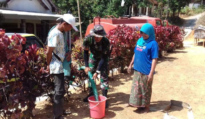 Satgas TMMD Kodim Sampang saat menyalurkan air bersih.