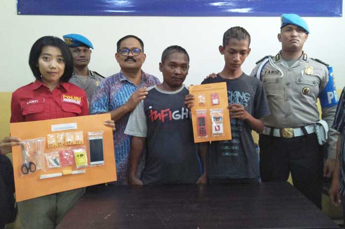 Dua tersangka narkoba saat diekspos di Mapolres Gresik.