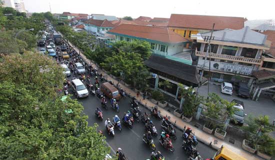 AKAN DIBEBASKAN: Komplek SMA Khadijah yang bersebelahan dengan RSI. foto: jawapos