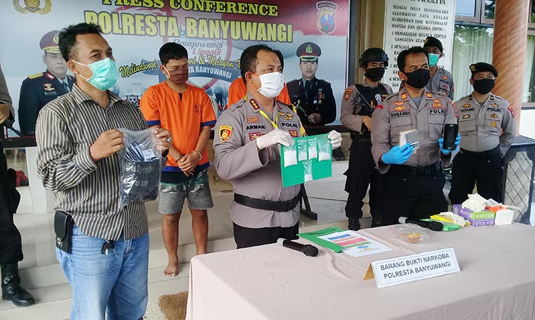 Kapolresta Banyuwangi Kombes Pol Arman Asmara Syarifudin saat menunjukan BB sabu hasil penangkapan Tim Satnarkoba.