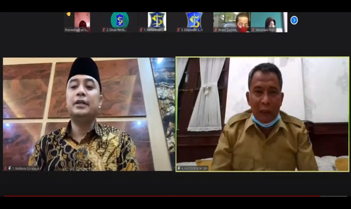 Wali Kota Surabaya sedang memberikan pengarahan terhadap para guru se-Surabaya melalui zoom meeting, Selasa (4/5/2021)