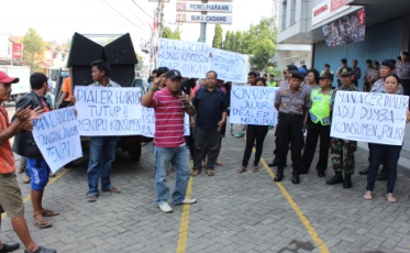 Nampak warga yang demo di depan dealer Putra Rinjani. (foto: soewandito/BANGSAONLINE)
