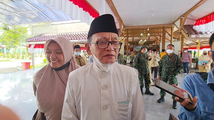 D. Zawawi Imron ketika memberikan keterangan kepada awak media.