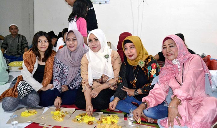 Kandidat kontestan Pilwali Surabaya, Lia Istifhama (tengah), bersama relawan saat tasyakuran peresmian posko bersama relawan pendukung Ning Lia. foto: istimewa.