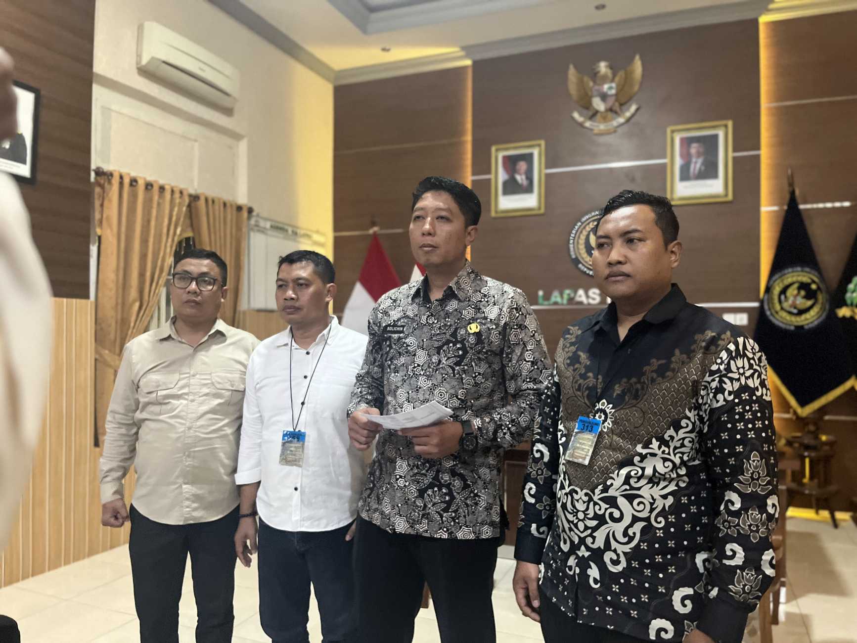 Kepala Lapas Kediri, Solichin (pegang kertas) saat memberi keterangan bersama jajaran