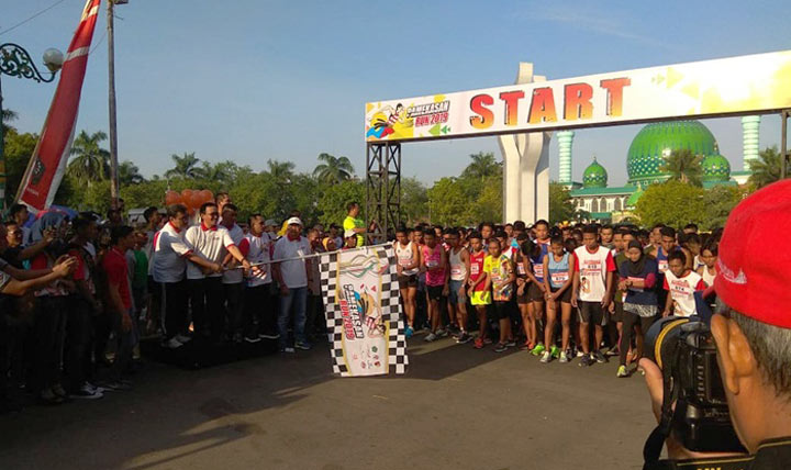 Bupati Pamekasan Baddrut Tamam melepas keberangkatan para pelari.