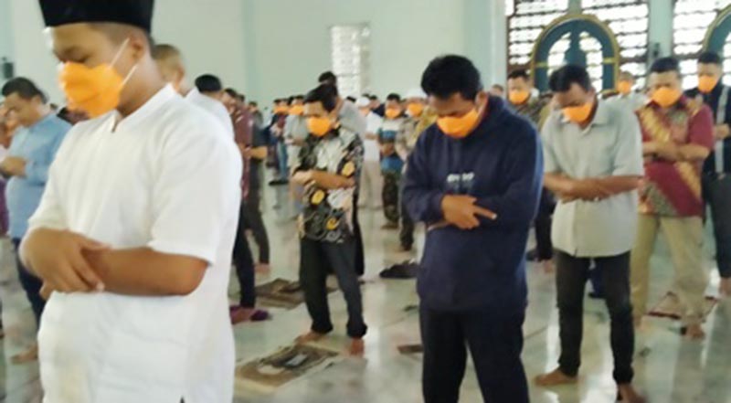 Jarak antar jamaah salat Jumat sekitar satu meter ke samping baik ke kanan maupun ke kiri di Masjid Al-Akbar Surabaya, Jumat (20/3/2020). foto: BANGSAONLINE.com