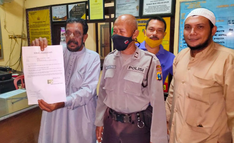 Abdul Azis Bin Karim (kiri) yang mengaku-ngaku sebagai ulama besar Habib Sholeh menunjukkan surat pernyataan usai aksi tipu-tipunya terbongkar. foto: Sutrisno/ Nusadaily.com
