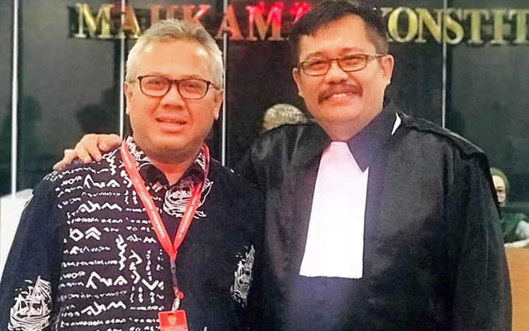 Sri Sugeng (berpakaian hakim) bersama Arief Budiman Ketua KPU RI. (foto: ist)