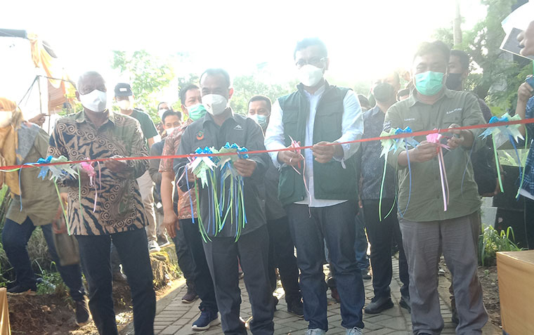 Kasi Pemberdayaan Lembaga Ekonomi Desa DPMD Jawa Timur, Lianto, menggunting pita tanda diresmikannya wisata Coban Goa Jalmo, di Desa Cendono, Kecamatan Purwosari, Kabupaten Pasuruan.