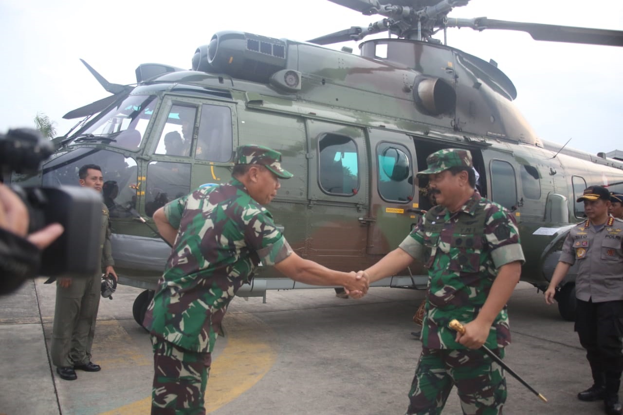 Pangkoarmada II saat menjabat tangan Panglima TNI sebelum kepulangannya ke Jakarta.