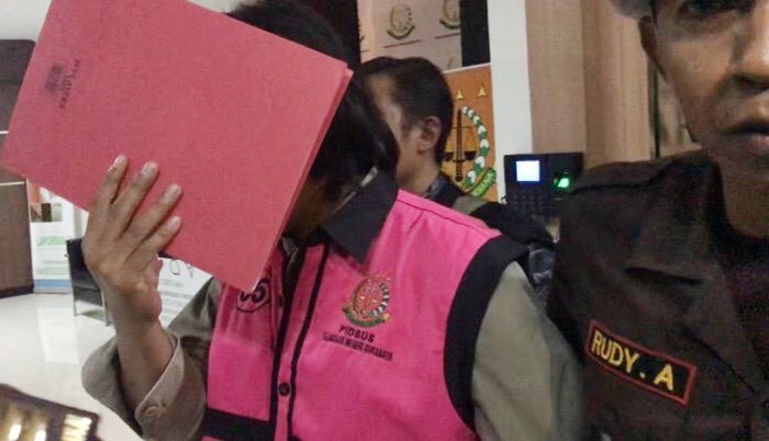 Tersangka saat digelandang petugas Kejari Surabaya.