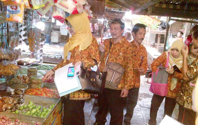 Tim Perekonomian Pemkab Gresik saat sidak harga daging, kemarin. foto: SYUHUD/ BANGSAONLINE