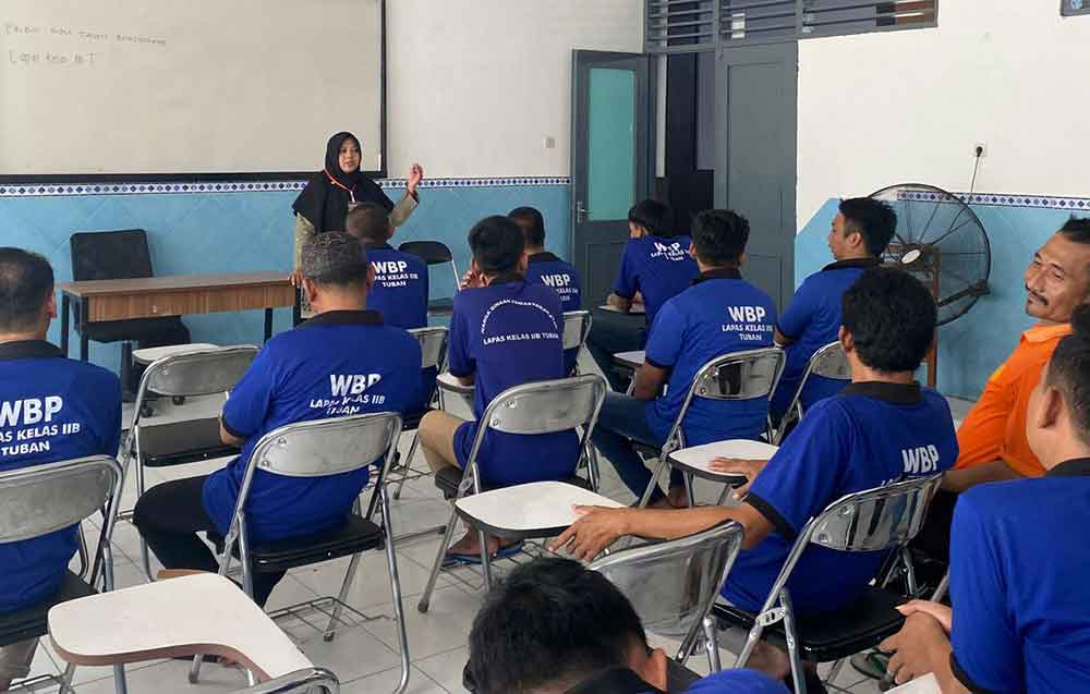 Proses belajar mengajar yang diikuti WBP untuk kelas kejar paket A, B, dan C di Lapas IIB Tuban.
