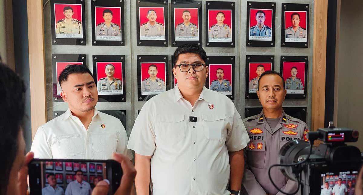 Kasatreskrim Polres Gresik, AKP Arya Widjaya (tengah), saat memberikan keterangan pers. Foto: Ist