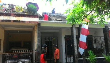Polisi berpakaian preman juga siaga di atap rumah warga untuk mengantisipasi perampok kabur melalui atap. foto: tri susanto/BANGSAONLINE