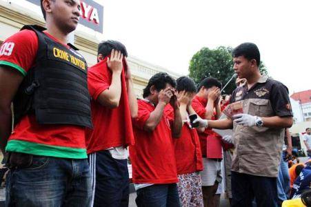 ?AKBP Sumaryono Kasat Reskrim Polrestabes Surabaya menunjukkan barang bukti kasus judi dan para tersangka.Foto rusmiyanto/HARIAN BANGSA