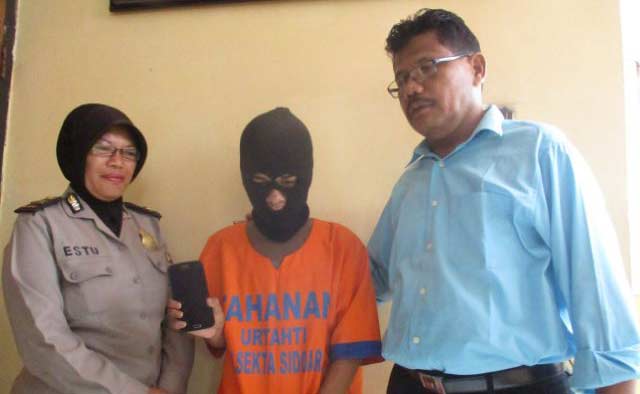 Tersangka beserta barang bukti diamankan di Mapolsek Sidoarjo. foto: CATUR AE/ BANGSAONLINE