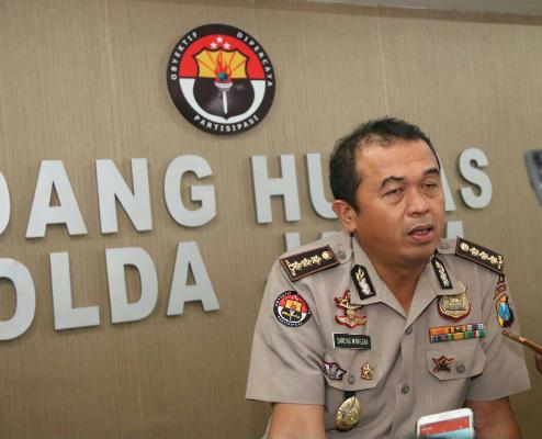 Kabid Humas Polda Jatim Kombes Pol Frans Barung Mangera saat memberikan keterangan persnya. foto: ANATASIA/BANGSAONLINE