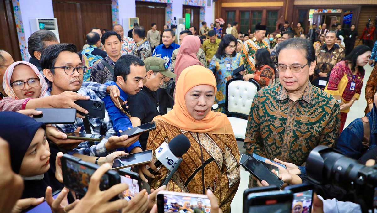 Gubernur Jawa Timur, Khofifah Indar Parawansa, saat memberi keterangan ke awak media.