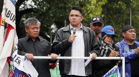 Anggota Komisi II DPR RI Arteria Dahlan bersama Ketua Umum PGRI Sulistiyo (kiri) saat berada di kerumunan massa honorer K2, kemarin. foto: JPNN